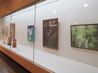 ガラスケースの中に展示された作品の写真