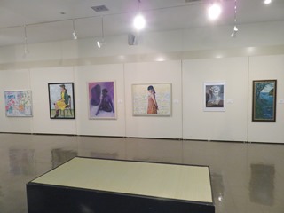 壁一面に展示された作品の写真