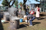 芋煮に集まる参加者たち