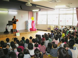 大道芸を披露するプリンコちゃんの写真