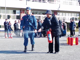 水消火器による訓練