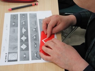 折り紙を折る手元の写真