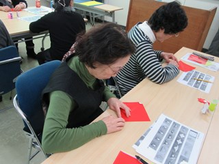 折り紙を折る参加者の写真