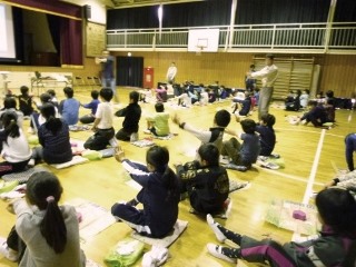 お話しを聞く児童の写真
