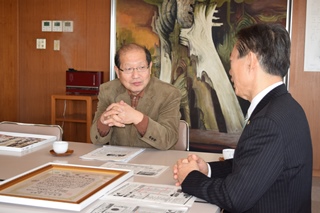 歓談する鈴木さんと井崎市長の写真