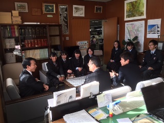後田教育長と歓談する生徒の写真