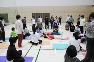 実演を見学する参加者の写真