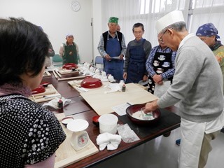 上原さんのお手本を見る参加者の写真