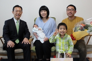 冨田さんご家族と井崎市長の記念写真