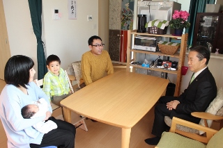 市長と会話をする冨田さんご家族の写真