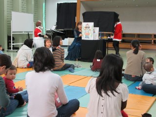 大型紙芝居「くるみ割り人形」の上演の様子の写真