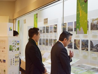 展示を見る市長・副市長の写真