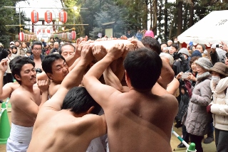 観客の前での餅取り