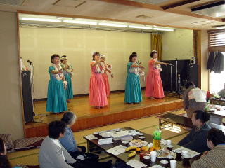 踊りや民謡にコーラス等多彩な演目