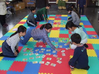 かるたに集まるお子さんの写真