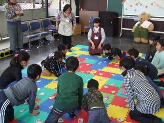 ミックスかるたを楽しむお子さんの写真