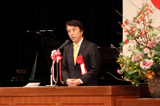 祝辞を述べる齋藤健衆議院議員の写真