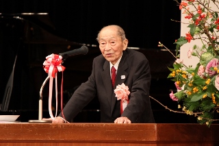 受賞者を代表してあいさつを述べる秋元大吉郎元市長の写真