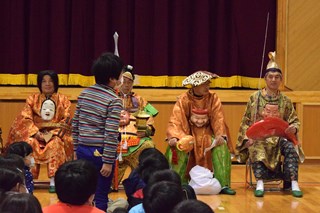 七福神に質問する児童の写真