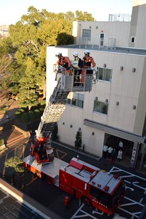 はしご車による救助を上から写した写真