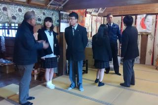 社殿の中に入る生徒の写真