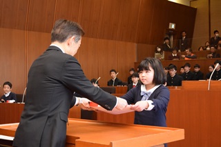 石塚敦子さんの賞状授与の写真