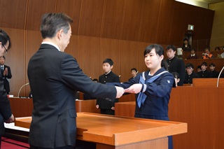 眞塩由希子さんの賞状授与の写真