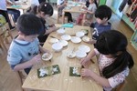 恵方巻きを作る子どもたちの写真