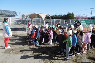 園庭に集合した子どもたちの写真