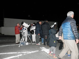 夜空を観察する参加者の写真