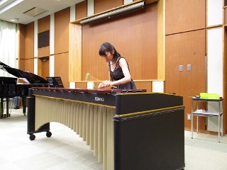 マリンバを演奏する森田さんの写真