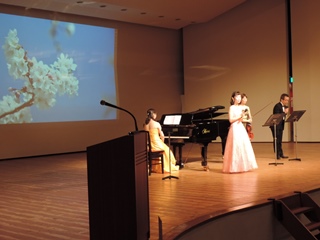 演奏者の背後に映し出される桜の映像の写真