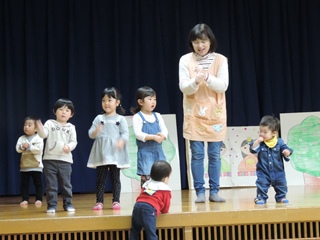 手遊びの様子の写真