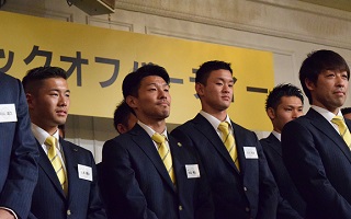 閉会時の大谷選手と下平監督