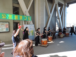 お祭りの装飾がされた文化会館の入り口の写真