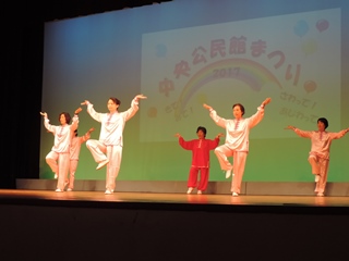 中国舞踊「木蘭扇」の発表の写真