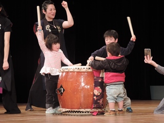 太鼓体験をする子どもの写真