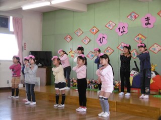 ダンスを披露する女の子の写真