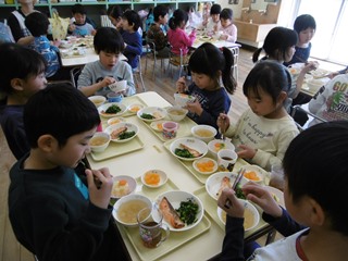 給食を食べる子どもたちの写真