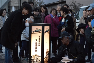 行灯の点灯の練習をする地元の皆さんの写真