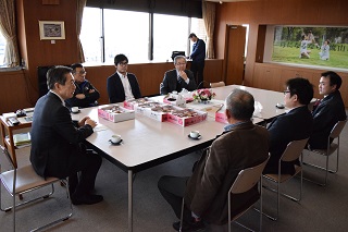 今年のいちごについて語る流山市いちご研究会の様子