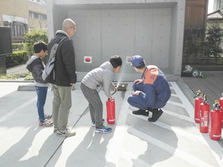 水消火器を体験する参加者の写真