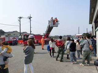 はしご車を見る参加者の写真