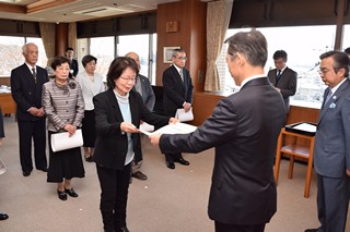 市長が受賞者の冨澤さんに表彰状を手渡す写真