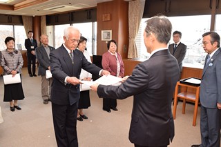 市長が受賞者の暮石さんに表彰状を手渡す写真