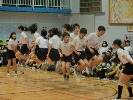 長縄を跳ぶ5・6年生チームの写真