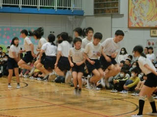長縄を跳ぶ5・6年生チームの写真
