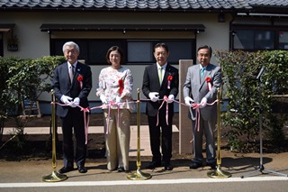 テープカットを行う右から池森会頭、矢口さん、井崎市長、石原副市長の写真