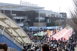 人でにぎわう流山おおたかの森駅南口都市広場の写真