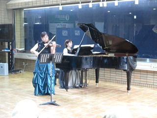 ピアノとバイオリンの演奏の写真
